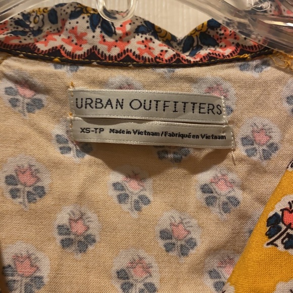 Urban Outfitters Button Down Crop Top - Picture 4 of 4